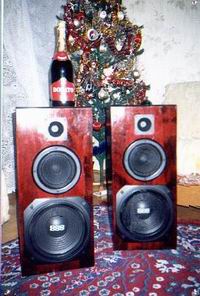 Grudzień 1996 – historyczne zdjęcie pierwszego systemu kolumn głośnikowych Tom 120